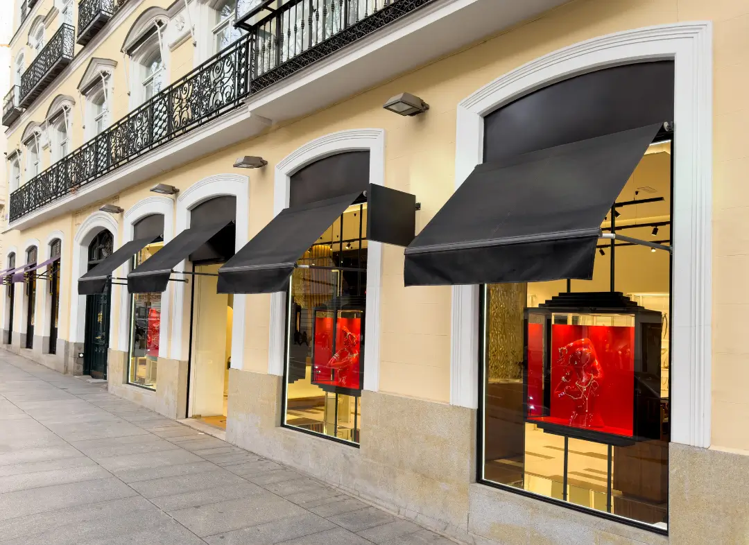 Façade vitrine de magasin en aluminium sur mesure à Leucate